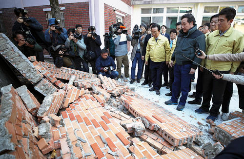 بازدید نخست وزیر کره جنوبی از خرابی های ناشی از زلزله 5.4 ریشتری در شهر پوهانگ/ عکس: خبرگزاری یونهاپ