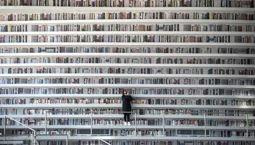 سلفی گرفتن یک بازدید کننده در کتابخانه بزرگ شهر تیانجین چین