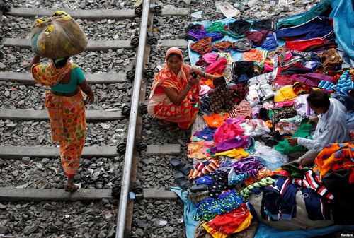دستفروشی کنار ریل راه آهن – کلکته