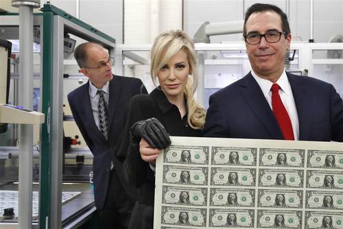 رونمایی از 1 دلاری های جدید چاپ شده در آمریکا در مراسمی با حضور وزیر خزانه داری و همسرش- واشنگتن/عکس: آسوشیتدپرس