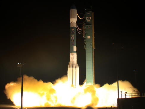 پرتاب راکت دلتا 2 حامل ماهواره جدید هواشناسی از یک پایگاه فضایی در کالیفرنیا آمریکا