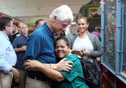 بازدید بیل کلینتون رییس جمهور اسبق آمریکا از جزیره توفان زده پورتوریکو