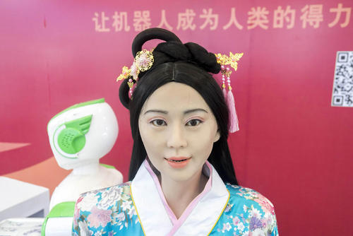روباتی انسان نما در لباس سنتی چینی در نمایشگاه بین المللی روبات در شانگهای چین