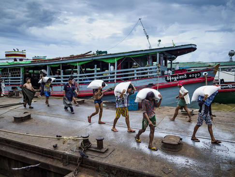 خالی کردن محموله برنج یک کشتی در یانگون میانمار