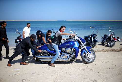 اعضای گروه موتورسواران شهر طرابلس در حال مسابقه در ساحل شهر طرابلس لیبی