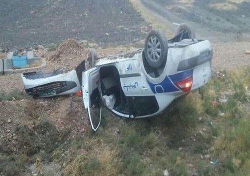 واژگونی خودروی پلیس راه در تصادف با وانت نیسان (عکس)