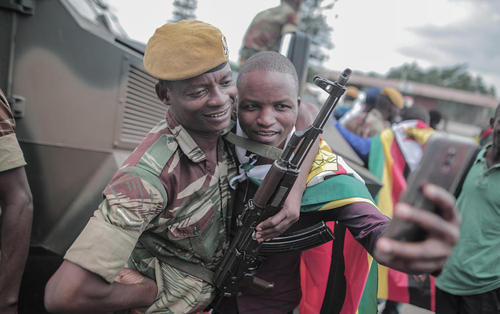 سلفی گرفتن با سرباز ارتش در حاشیه مراسم تحلیف رییس جمهور جدید زیمبابوه در استادیوم ملی در شهر هراره