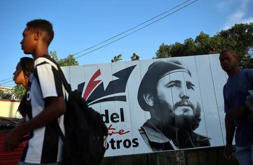 نصب بنرهایی از فیدل کاسترو رهبر انقلاب کمونیستی کوبا در خیابان های شهر هاوانا همزمان با نخستین سالگرد درگذشت او