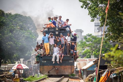 ازدحام قطار در شهر داکا بنگلادش