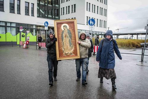 یک گروه معتقد مسیحی در مونیخ آلمان با در دست گرفتن تابلویی از مریم مقدس در مقابل یک کلینیک علیه سقط جنین تظاهرات می کنند