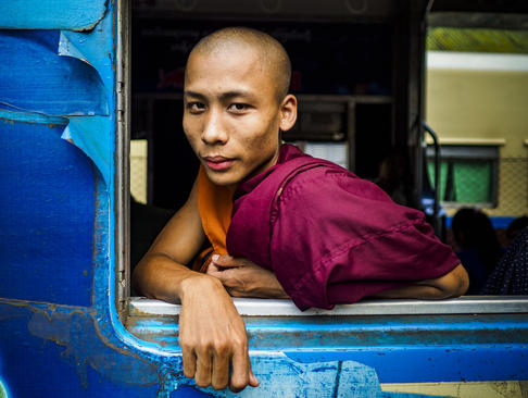 راهب بودایی سوار بر قطار در شهر یانگون میانمار