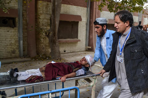 انتقال یک کودک مصدوم از یک حمله انتحاری به بیمارستانی در شهر کویته پاکستان