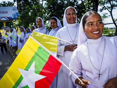 راهبه های کاتولیک در مراسم استقبال از پاپ فرانسیس در خیابان های شهر یانگون میانمار