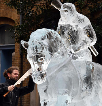 ساخت مجسمه ای یخی – لندن