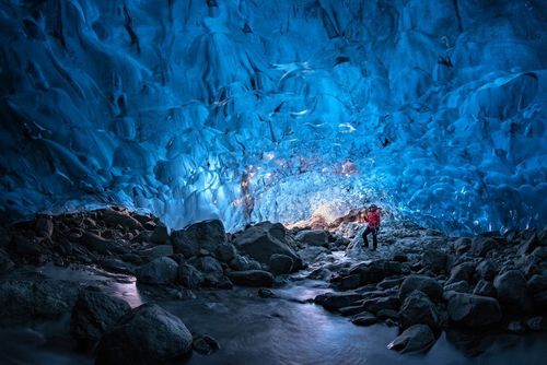 یک گردشگر در داخل یخچال های طبیعی در ایسلند