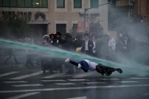 استفاده پلیس اسراییل از ماشین آب پاش برای متفرق کردن تظاهرات طلبه های یهودی علیه نظام سربازی اجباری- قدس