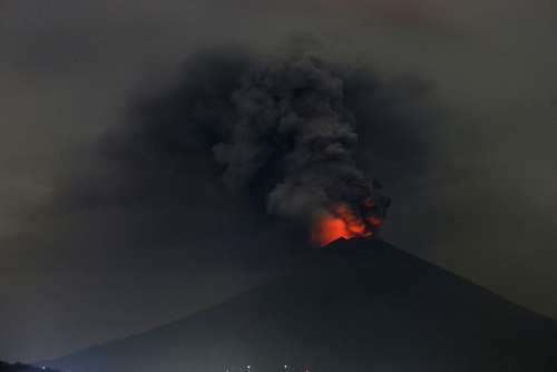 فعالیت کوه آتشفشانی در بالی اندونزی