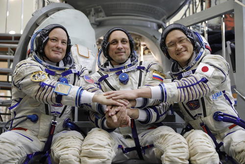 جلسه تمرینی سه فضانورد آمریکایی، روسی و ژاپنی پیش از اعزام به ماموریت فضایی – مسکو
