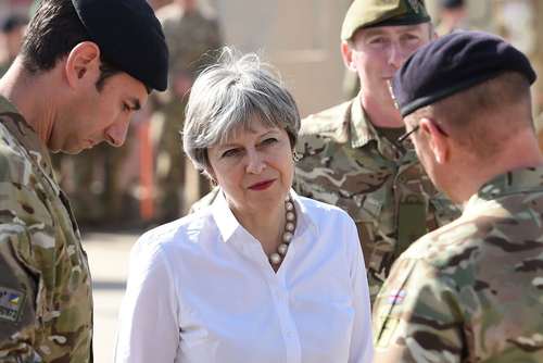 بازدید ترزا می نخست وزیر بریتانیا از نیروهای انگلیسی در اردوگاه 