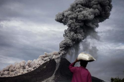 غبارهای آتشفشانی متصاعد شده از کوه 