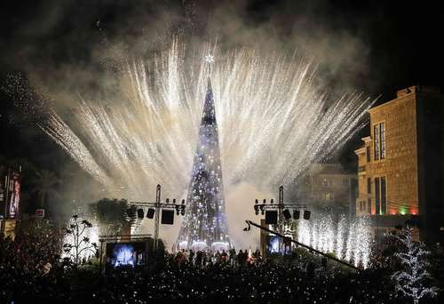 مراسم آتش بازی و نورافشانی به مناسبت روشن کردن درخت بزرگ کریسمس در شهر بیروت