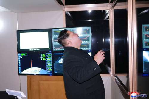 عکسی دیگر از واکنش شادمانانه رهبر کره شمالی به آزمایش موفق موشک بالستیک دوربرد 