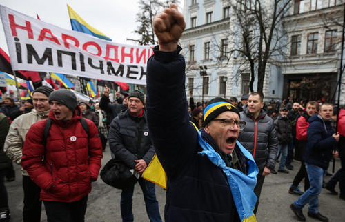 تظاهرات مخالفان حکومت در شهر کی یف اوکراین با درخواست از پارلمان این کشور برای استیضاح رییس جمهوری