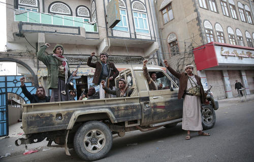 فریاد پیروزی نیروهای حوثی در اطراف خانه علی عبدالله صالح رییس جمهور سابق کشته شده یمن در شهر صنعا