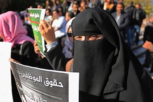 تظاهرات کارمندان دولت در باریکه غزه با درخواست پرداخت حقوق