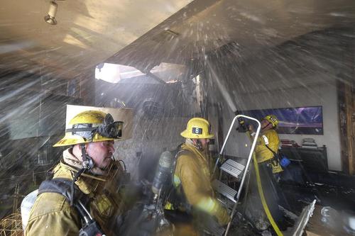 تلاش آتش نشانان برای اطفاء حریق یک خانه در منطقه (بِل ایر) در حومه شهر لس آنجلس که متاثر از آتش سوزی های جنگلی گسترده در ایالت کالیفرنیا آمریکاست