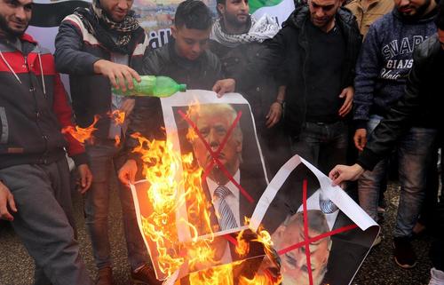آتش زدن تصویر ترامپ از سوی جوانان فلسطینی در باریکه غزه در اعتراض به اعلام تصمیم او برای شناسایی شهر قدس به عنوان پایتخت اسراییل و آغاز فرایند انتقال سفارت آمریکا به این شهر