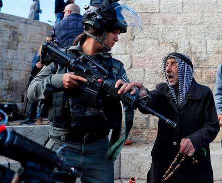 بالا گرفتن تنش ها بین فلسطینی ها و نیروهای امنیتی اسراییل در شهر قدس