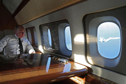 رییس جمهور روسیه در هواپیما و در راه عزیمت به سوریه در حال نگاه کردن به اسکورت هواپیمای جنگنده روسی/ عکس: ایتارتاس