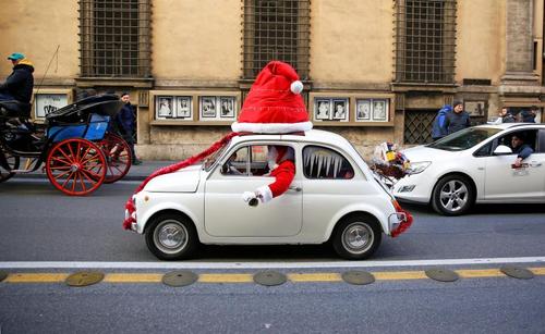 تزیین کریسمسی خودرو در شهر روم ایتالیا