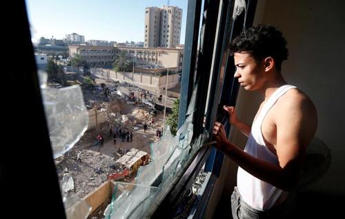 شکستن شیشه پنجره های ساختمان در اثر حمله هوایی اسراییل به باریکه غزه
