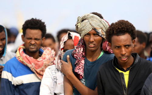 پناهجویان آفریقایی عازم اروپا پس از نجات در دریای مدیترانه و انتقال به پایگاه نیروی دریایی لیبی در طرابلس