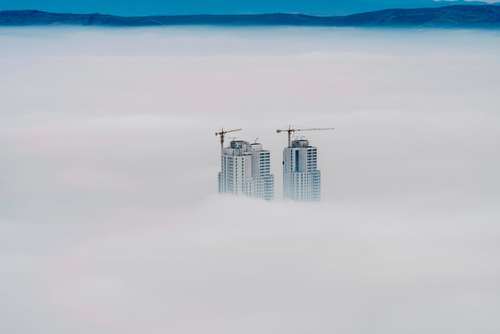 پایین آمدن ارتفاع ابرها در شهر اسکوپچه مقدونیه