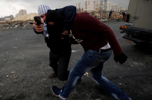 دستگیری یک جوان فلسطینی از سوی نیروی لباس شخصی اسراییلی در حومه شهر رام الله مقر تشکیلات خودگردان فلسطینی/ عکس: رویترز