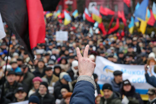 تظاهرات هزاران نفری مخالفان حکومت اوکراین با درخواست برداشته شدن مصونیت قضایی رییس‌جمهور اوکراین و استیضاح او از سوی پارلمان به اتهام فساد – کی یف