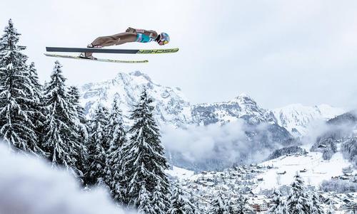 پرش اسکی‌باز لهستانی در مسابقات جهانی اسکی پرش مردان در سوییس