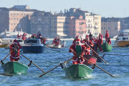جشنواره مسابقه قایقرانی بابانوئل‌ها در  ونیز ایتالیا