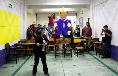 بازی با آدمک ترامپ در مکزیکوسیتی/ عکس: رویترز