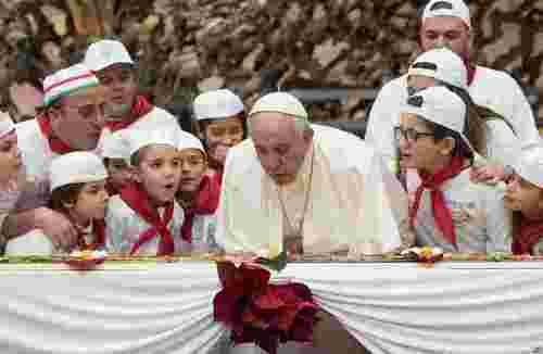 پاپ فرانسیس شمع جشن تولد 81 سالگی خود را روی یک پیتزای 4 متری خاموش می کند/ واتیکان
