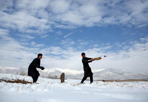 کریکت بازی جوانان افغان در هوای برفی کابل