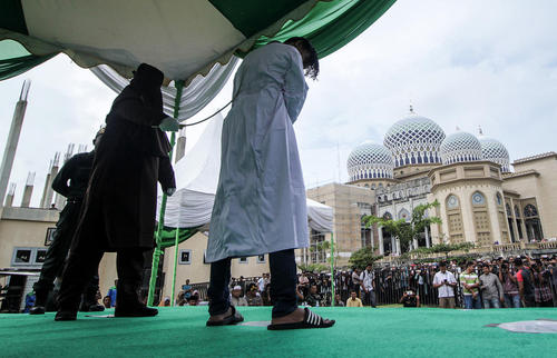 اجرای مجازات شلاق علیه  یک مرد در مسجدی در ایالت آچه اندونزی به دلیل نقض قوانین شریعت