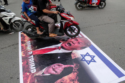 اعتراض نمادین مسلمانان ایالت آچه اندونزی به اقدام ترامپ در شناسایی رسمی شهر قدس به عنوان پایتخت اسراییل