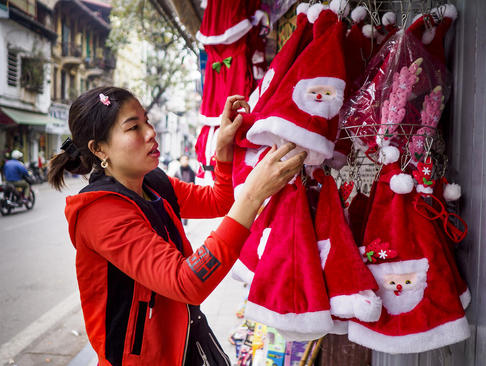 فروش کلاه‌های ویژه کریسمس در فروشگاه‌های شهر هانوی ویتنام