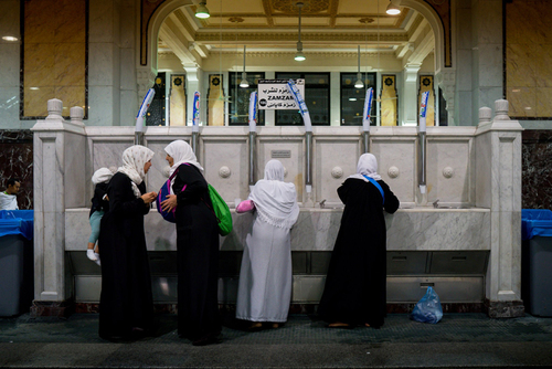 زنان در حال پر کردن بطری هایشان از آب زمزم در مسجد الحرام مکه