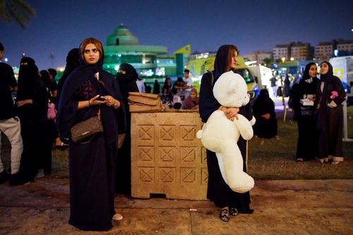 حضور زنان در یک برنامه موسیقی زنده در شهر الخُبر