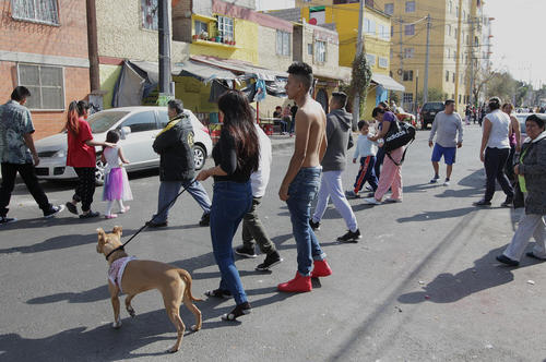 مردم شهر مکزیکوسیتی پس از وقوع زلزله ای 5 ریشتری با وحشت از خانه هایشان بیرون زدند.